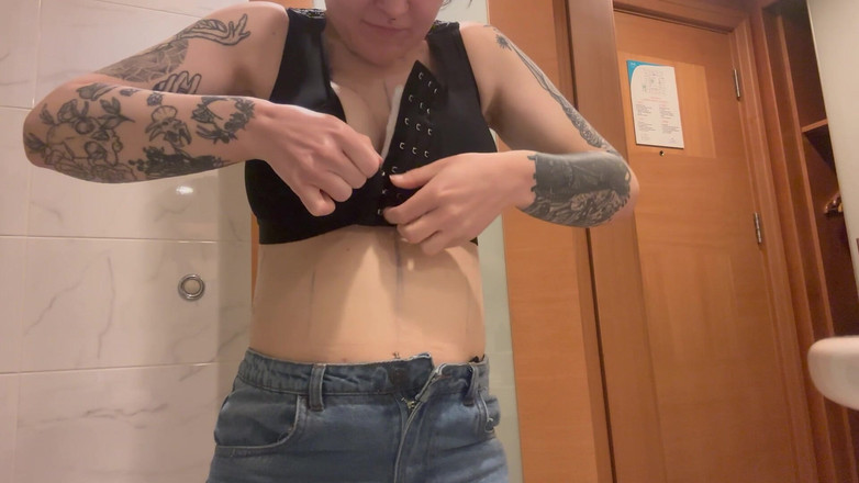 Bigtiddygoth: První sprcha po prsou - vysává, oteklá a pohnutá