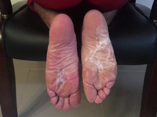 Manly foot: Du-te înainte masturbare și ejaculează peste picioarele mele - o mulțime de spermă -...