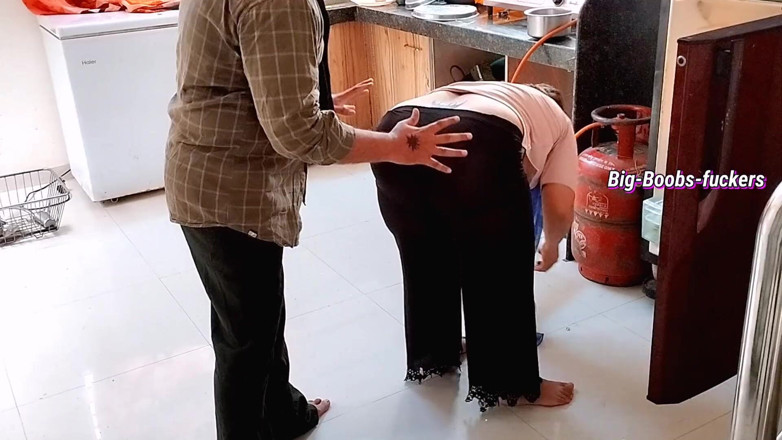 Big-Boobs-fuckers: Yeni hizmetçinin büyük götünü görünce sahibi heyecanlandı ve hizmetçiyi sikti