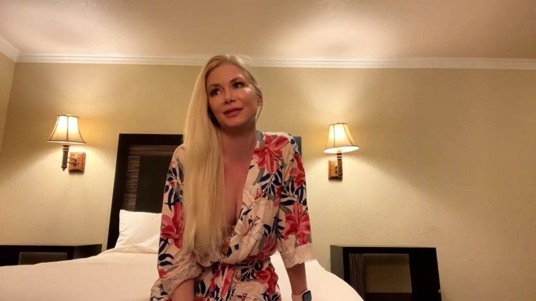 Serene Siren: Spectacol live cu milf blondă și ejaculare!