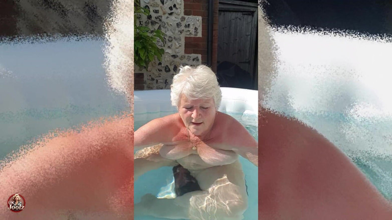 Uk Joolz: Festival Des Nichons Lesbiens Dans Un Jacuzzi !