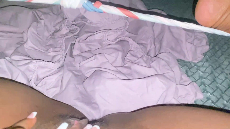 omairaberbatov: Komşum kocası evde yokken geceleri mastürbasyon yaparken bana bir video...