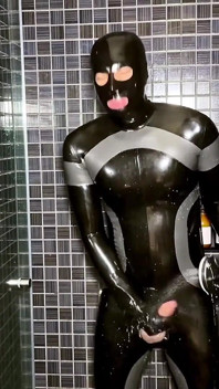 Zlobivá latexová sprcha - Alex Latex