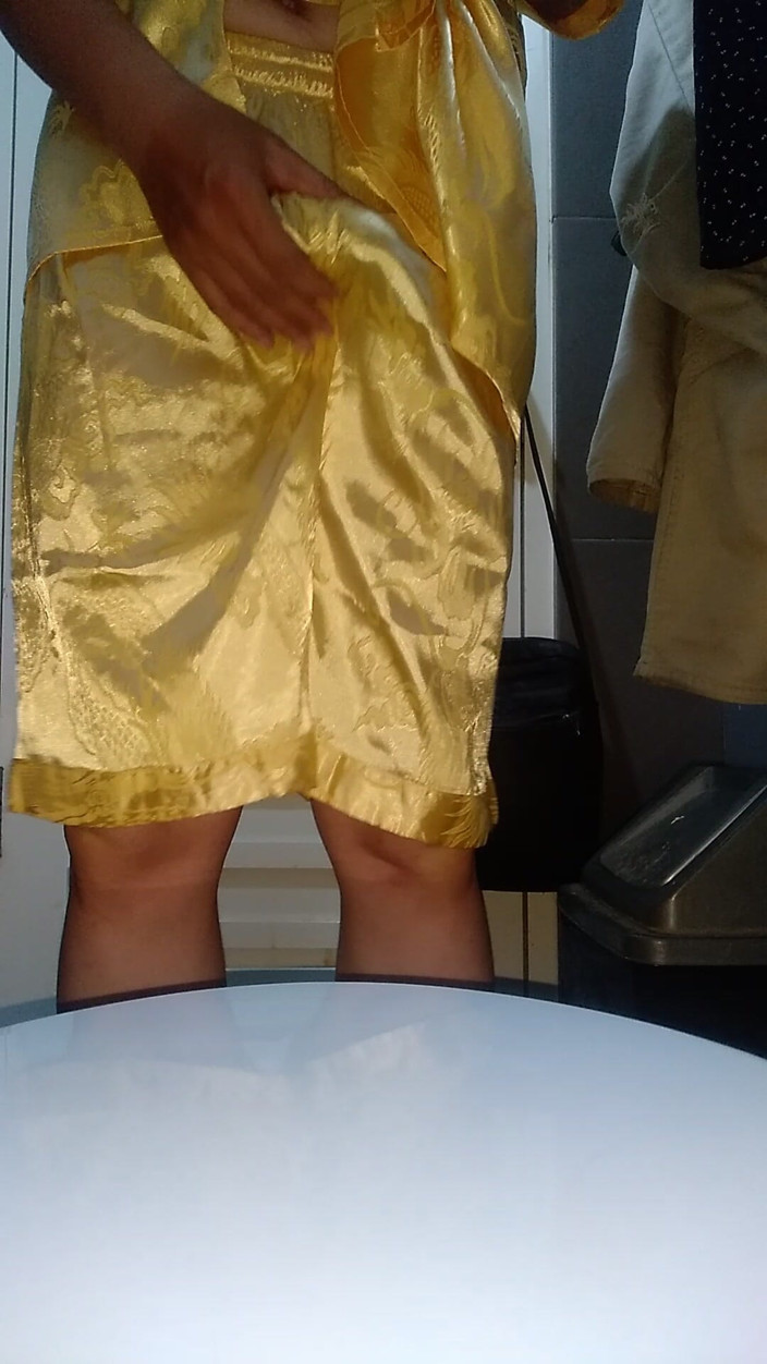 Naomisinka: Crossdresser spust w satynowej piżamie