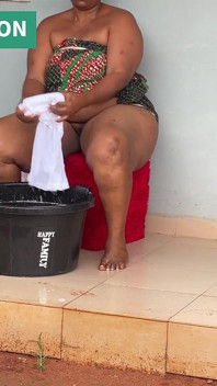 Mama Afrika multitasks di minggu pagi