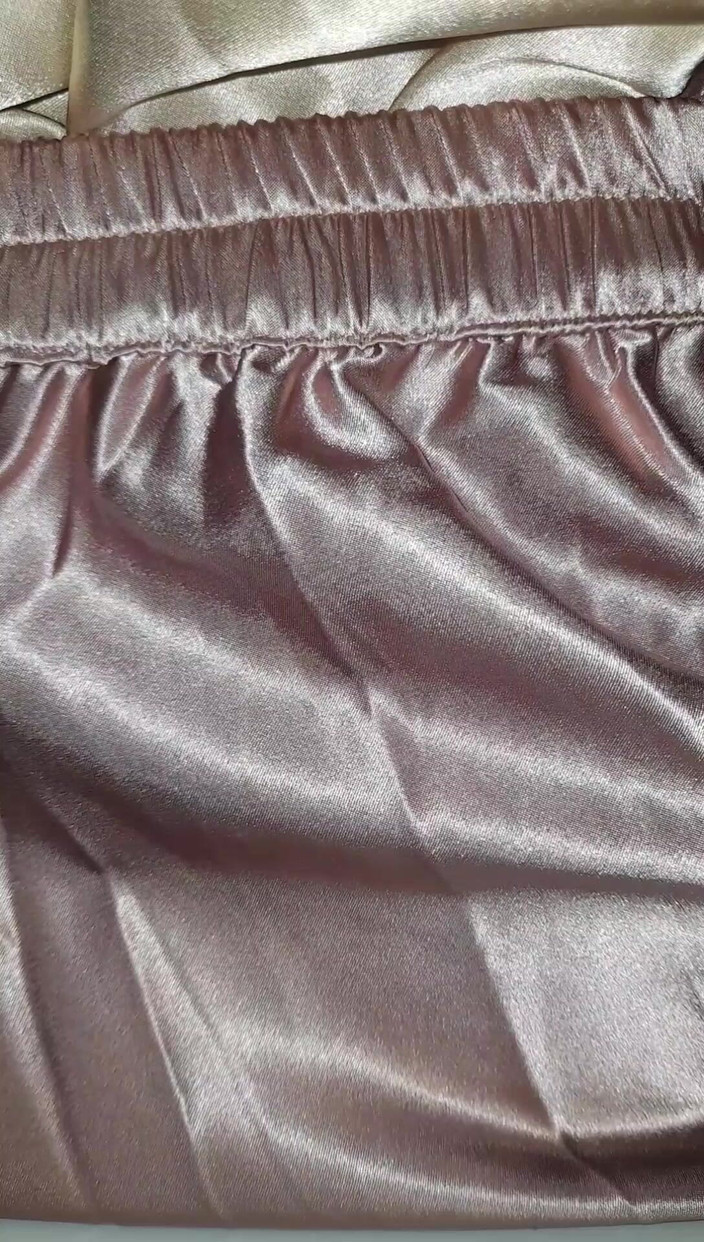 Naomisinka: Кроссдрессер в атласному наборі мастурбує