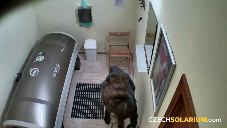 Czech Solarium: Czech Solarium 140: Napalona młoda kobieta znów bawi się swoją cipką