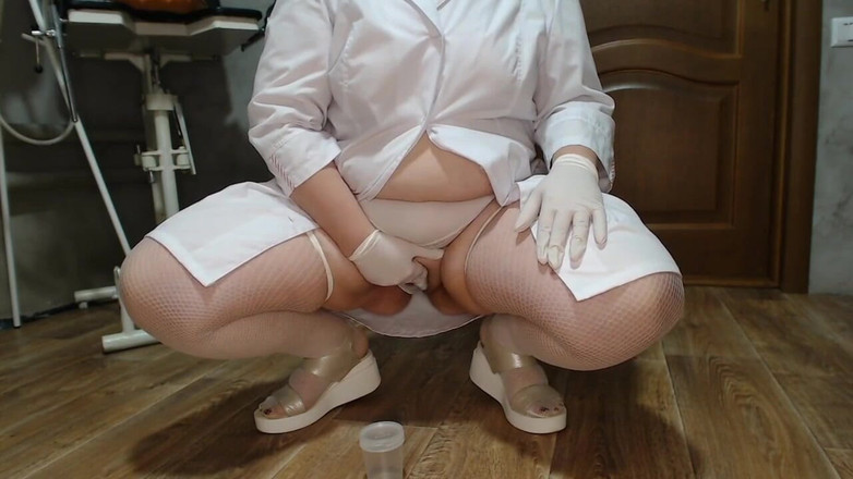 OurFetishLife: Masturbazione e piscio dal buco dolce di infermiera matura