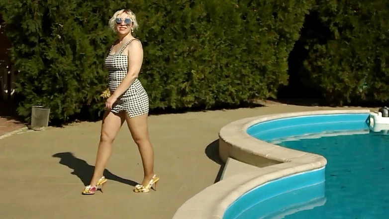 Nylon-Heels: Mulher bonita na piscina de meia-calça e salto alto