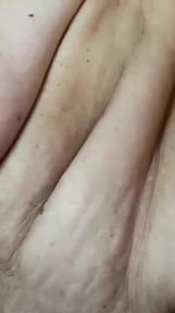큰 풋잡을 해주면서 젖탱이를 가지고 노는 새엄마 Ann 2부