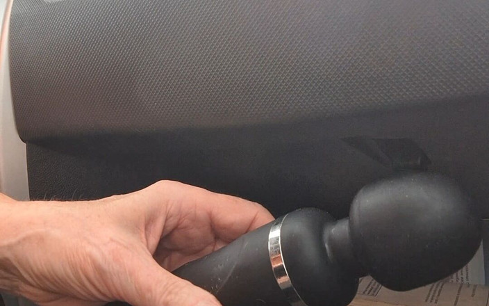 GypsyEsmeralda: Co dámy mají v přihrádce auta...