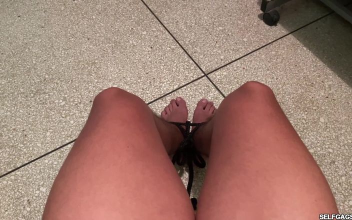 Selfgags femdom bondage: Tachinate, tachinate și ignorate: Jocul de labă crudă al stăpânei Diana