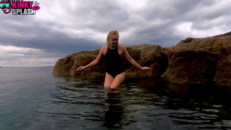 UKCuteGirl Lucy Lauren: Erotischer Unterwasser-badeanzug-strip: necken bis nackt im meer