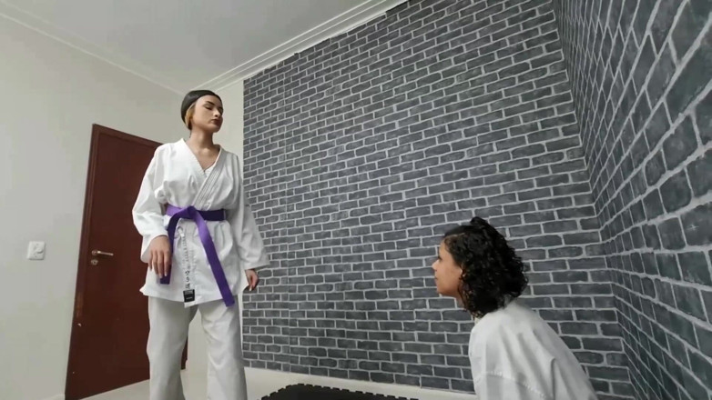 FetishKing: Luta de karatê Amanda VS Nataly - Power kicks com pés...