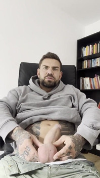 Español Tatuado Muestra Culo Y Se Pajea