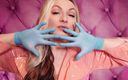 Arya Grander: ASMR : gants en nitrile bleus, fétiche - sondage torride - MILF en...