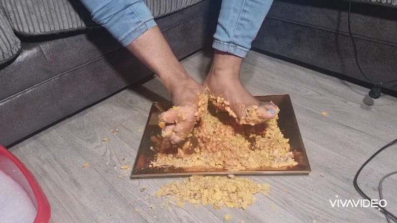 Simp to my ebony feet: füße, essen zerquetschen