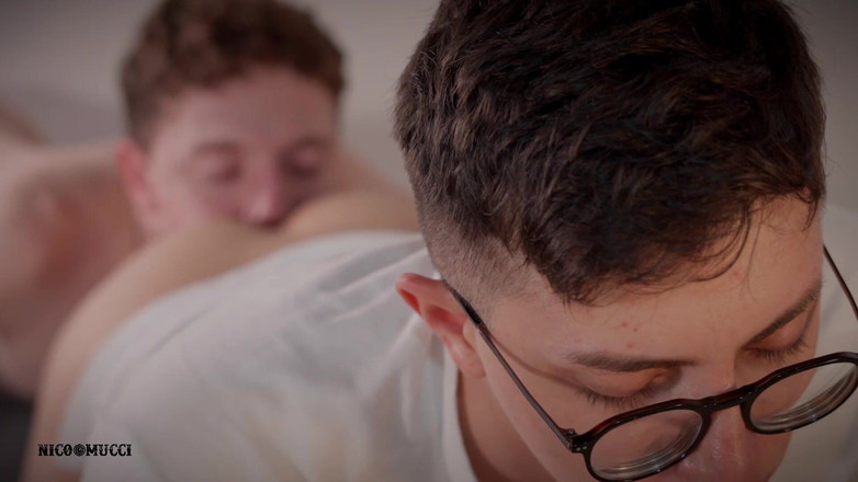 Nico Mucci: Napalony facet idzie na pieska, całkowicie wbijając mojego dużego kutasa...