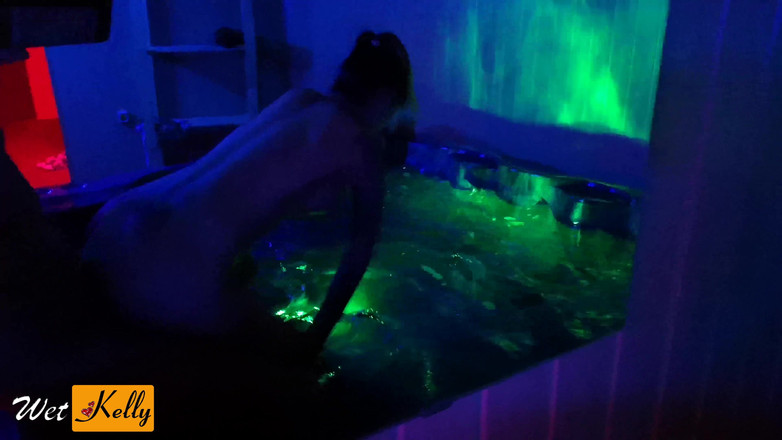 Wet Kelly: Gorący seks w jacuzzi Z dużymi piersiami MILF