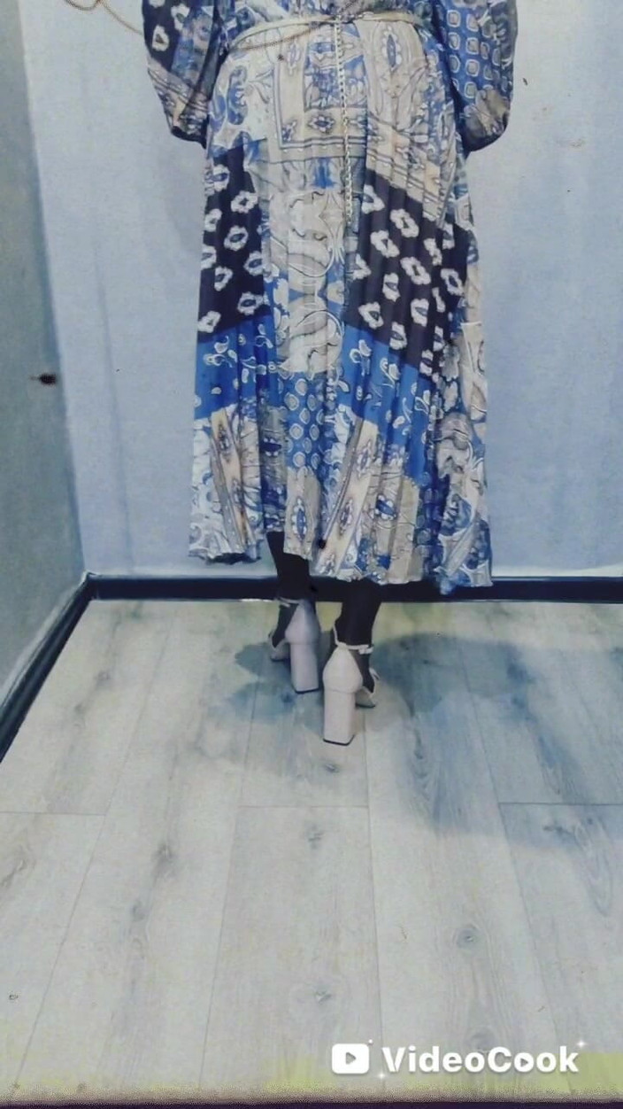 Lana Cross: Promenad runt huset