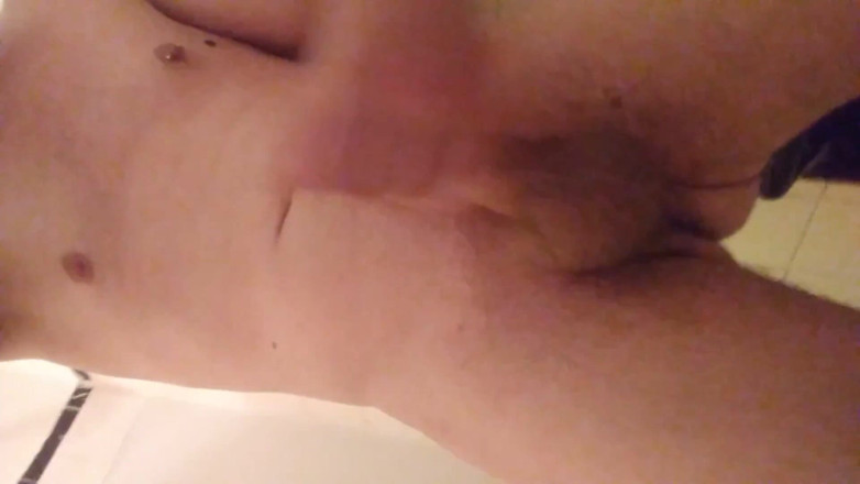 LilTaste: Pisse sur mon ventre dans une baignoire