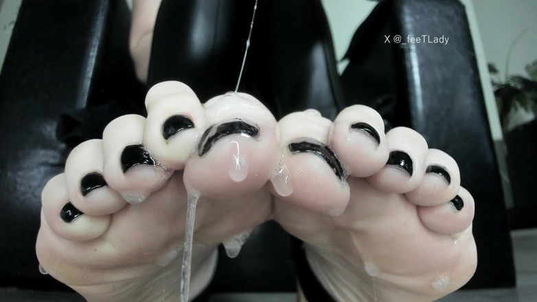 Feet lady: Scuipă pe degete
