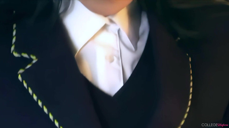 College Uniform: Usikan telanjang yang menampilkan Keria Jones