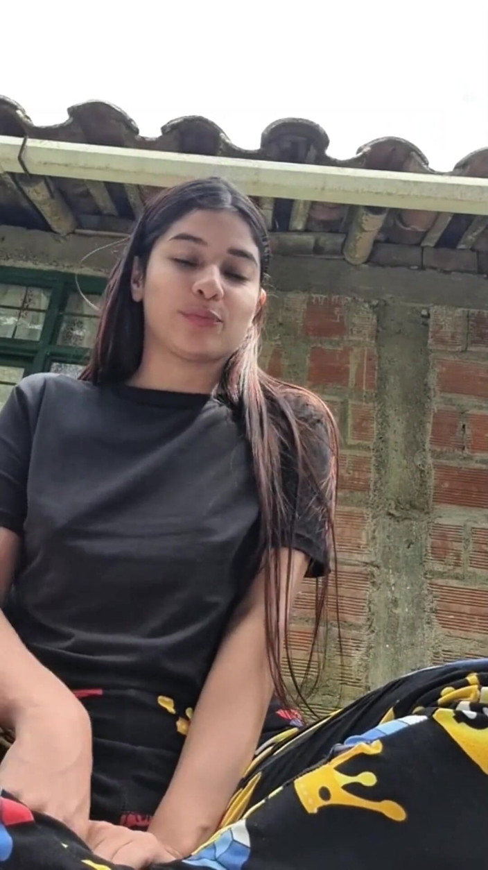 Yulieth Gomez: Yulieth gomez在她姻亲的停车场自慰并炫耀她美味的奶子
