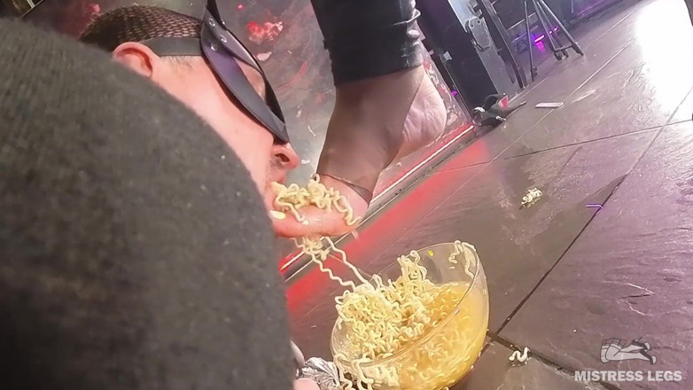 Mistress Legs: Cena per schiavo: instant noodles imbevuti di nettare dorata e...