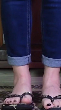 Ich weiß, dass du deinen schwanz zum klang dieser alten tornen Flipflops geschlagen hast