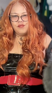 Fumat brazilian zeiță roșcată cu țâțe lăsate în blană și latex - Dansând pe muzica mea