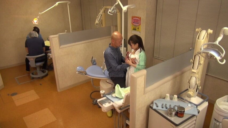 CherryBONBON: Elegant tandhygienist som lutar nära