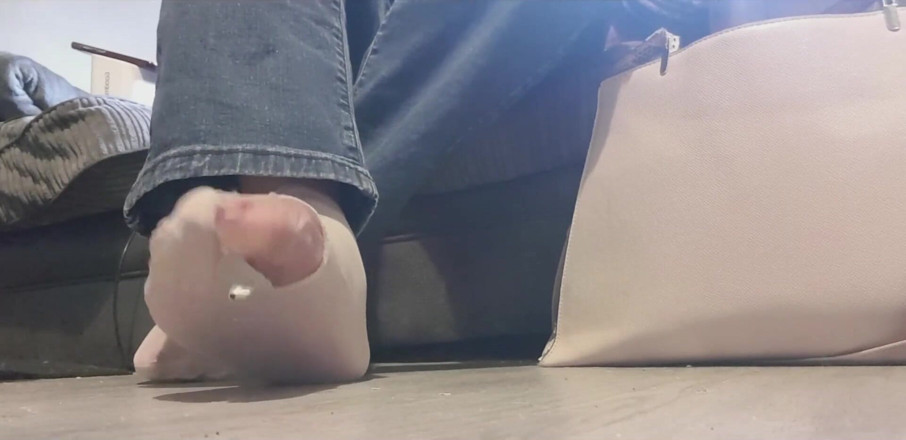 Simp to my ebony feet: Minúscula escondida em meias gigantes