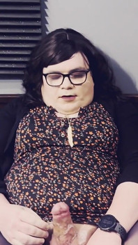 Trans Dziewczyna podnosi sukienkę i spuści się w rajstopach