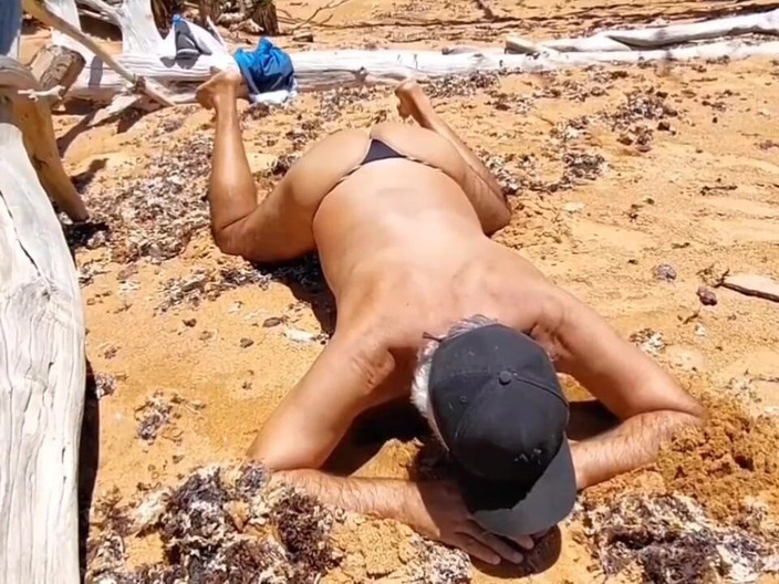 Ladysilvas: 해변에서 섹시한 팬티를 입은 Ladysilva 그녀의 핫한 엉덩이를 과시하다