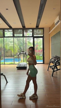 Senaman seksi, melompat ke atas bola, kelipan tetek di gim awam