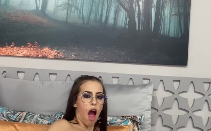 Alicia Trece: Крошка с круглой жопой играет со своей киской