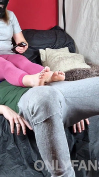 Kongkek duduk muka dan penderaan telur amatur dengan stoking dan leggins