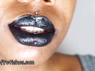 Chy Latte Smut: Applying black lipstick