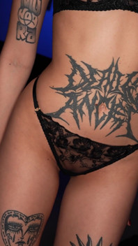 Ohromující brunetka dostane velký penis do těsného zadku