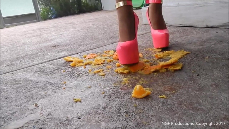 Nasty Girlfriends: गुलाबी स्टिलेटोस में सोफिया ने नारंगी क्रश की फुहार छोड़ी