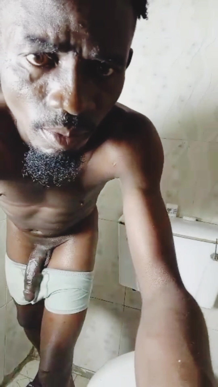 BlaqHandSomeGuy: Selbstgedreht, Auf Der Toilette