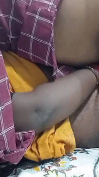 Tamil esposa tiene orgasmo follando en posición misionera