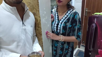 Dejó la india de la vecina con grandes pechos bajo el pretexto de pedir azúcar