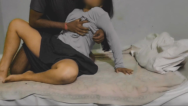 Housewife 69: Pasangan kampung miang berkongkek dalam hari