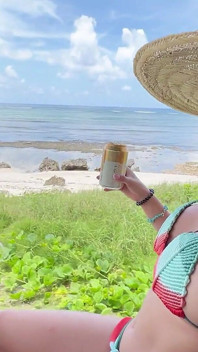 Un touriste baise une belle colombienne qu’il trouve sur une île ! - Abella Olsen (en)