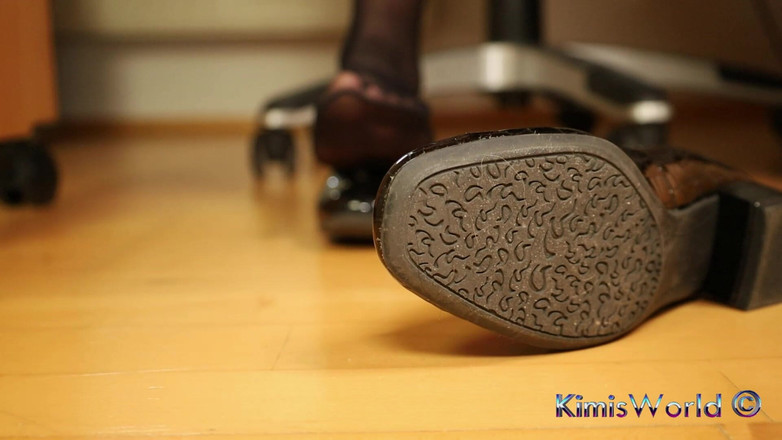 KimisWorld: 신선한 발레리나와 구식 나일론 양말 - 책상 아래 신발 플레이