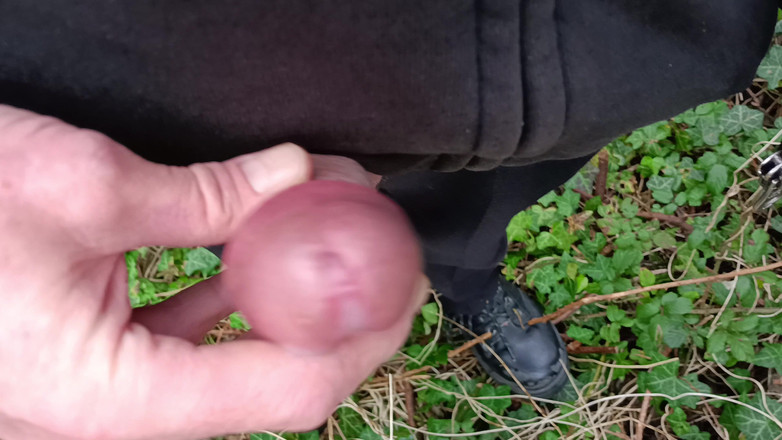 Rockardglans: Grote onbesneden pik cruisen, close-up aftrekken in het bos met...