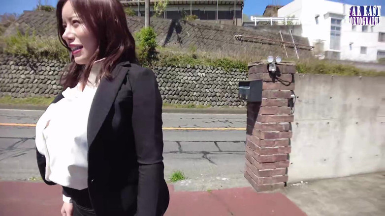 Far East pornography: 巨大なヒップが大胆な露出デートをからかい、叩かれた濡れた美女が後ろから扱われる - パート1