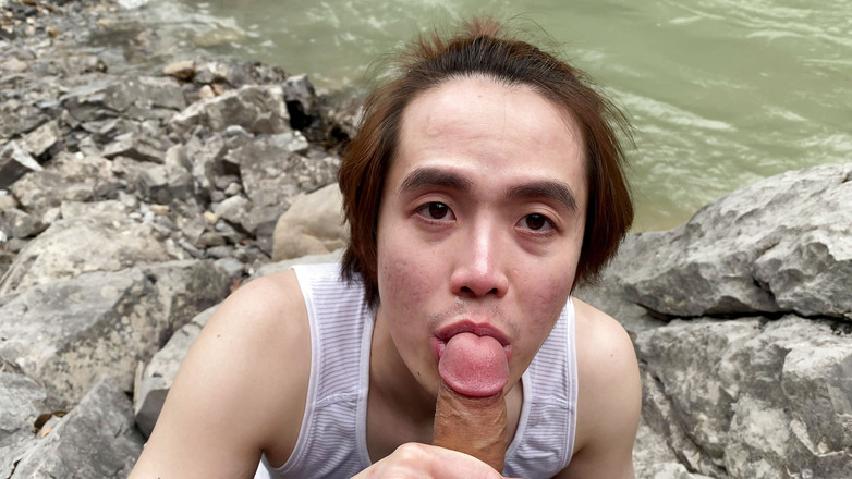 RiceQueenTopBoy: Ingoio il mio cazzo vicino al fiume